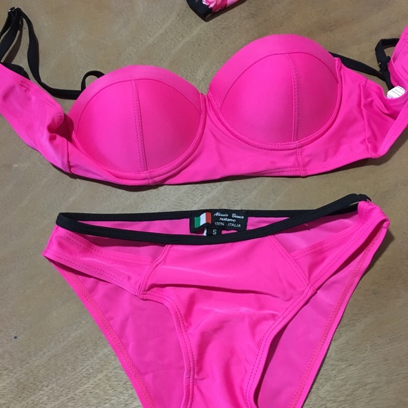 Bikinis - Picture 4 of 4